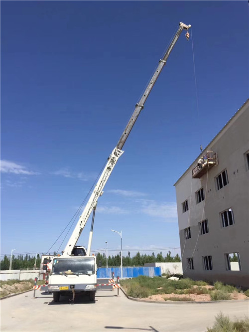 凌海市“轻装强干”—— 吊车的 “轻量化臂架” 技术